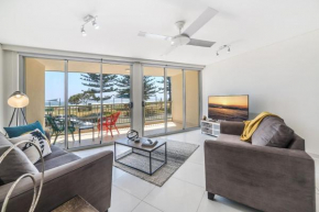 Bright and Chill Beachfront Apartment with Balcony
